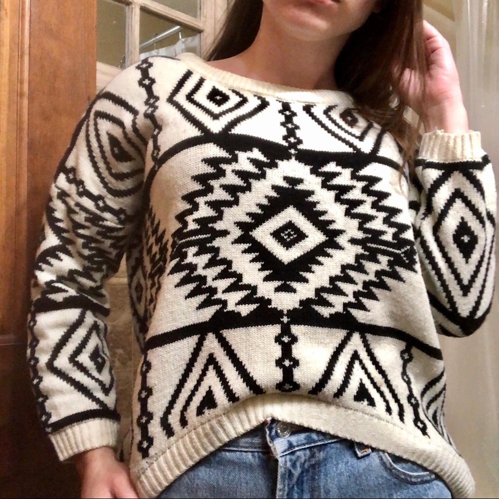 Black & White Aztec Cropped Sweater - Picture 3 of 4